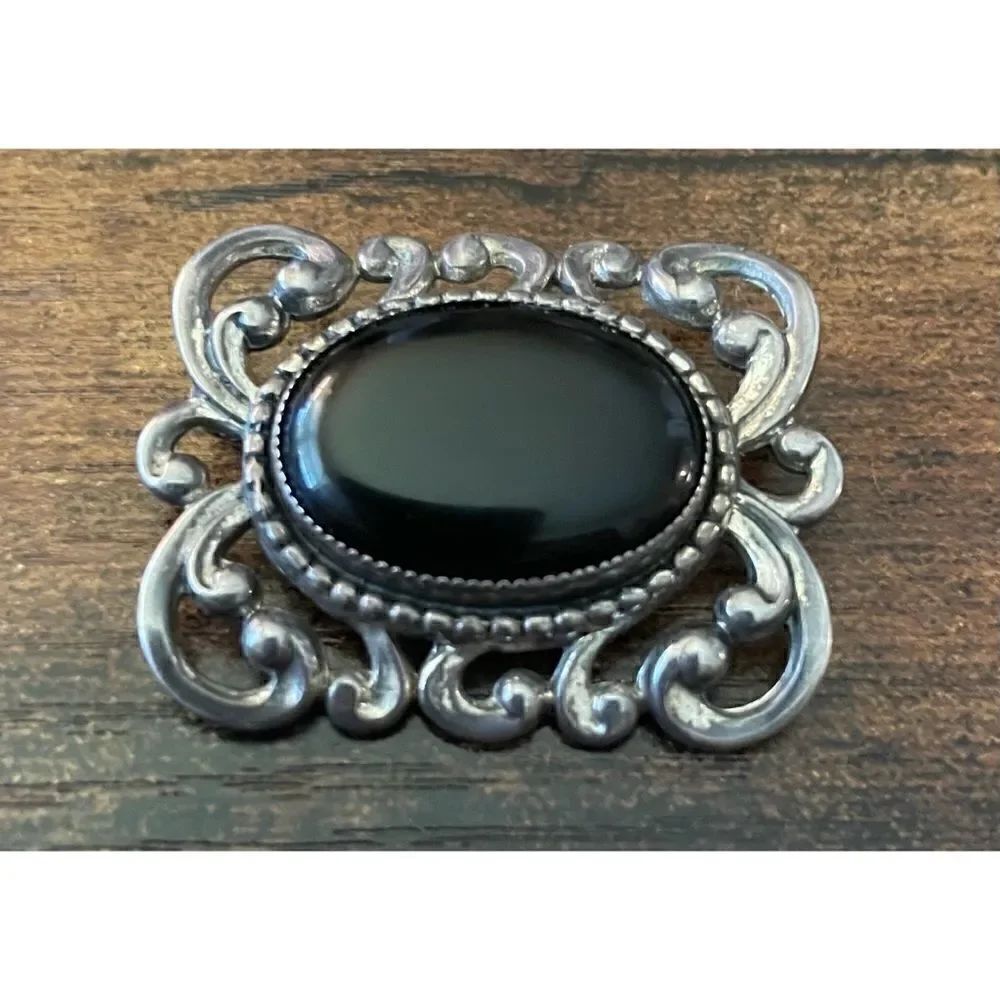 1940s Danecraft Sterling Silver Onyx Florentine
Brooch